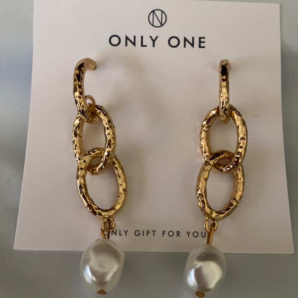 Women’s oval link chain pearl drop gold earrings